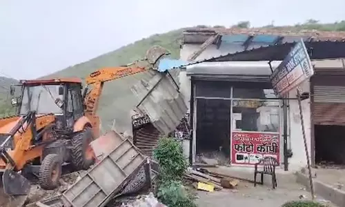 బుల్ డోజర్ తో మెడికల్ షాపుల్ని పడగొట్టేశారు