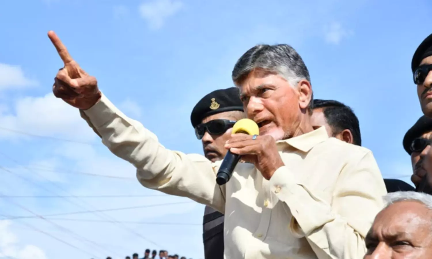 ఏపీ పోలీసులకు చంద్రబాబు వార్నింగ్... తెరపైకి ప్రైవేట్ కేసులు!