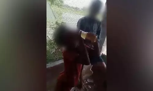 పైశాచికత్వానికి  పరాకాష్ట... బాటిళ్లలో మూత్రాన్ని నింపి..!