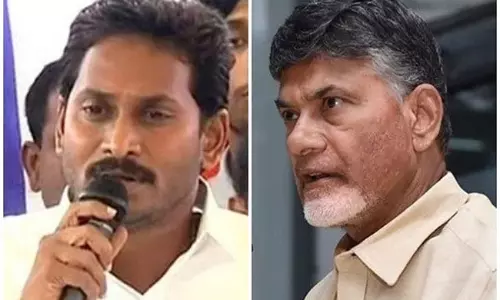 గోదారి ఒడ్డున జగన్ చంద్రబాబు...అరుదైన సీన్