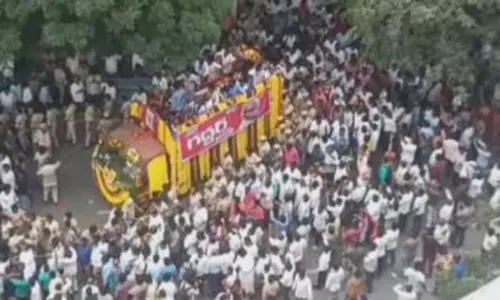 గ‌ద్ద‌ర్ అంతిమ యాత్ర‌లో తీవ్ర విషాదం.. ఎడిట‌ర్ క‌న్నుమూత‌