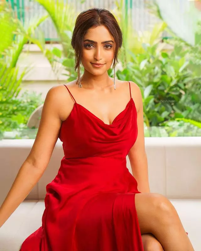 Reba Monica Looks Stunning In Red