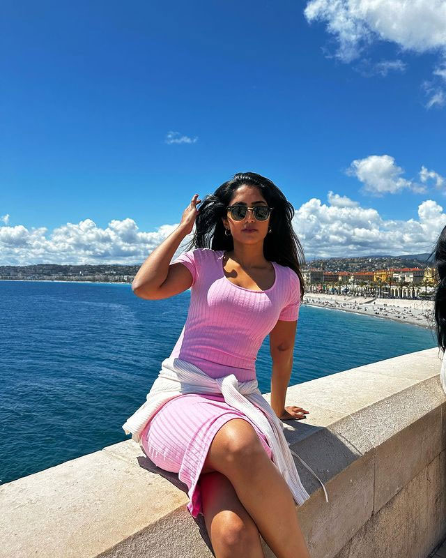 Reba Monica Looks Stunning In Red