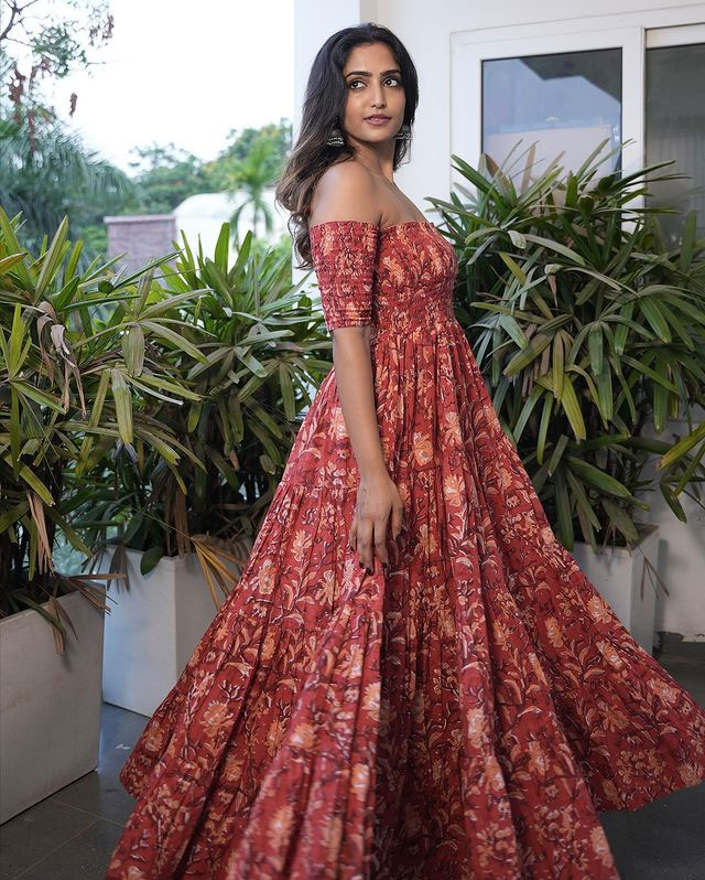 Reba Monica Looks Stunning In Red