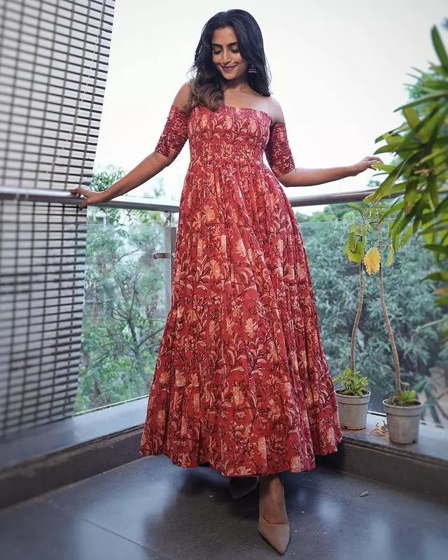 Reba Monica Looks Stunning In Red