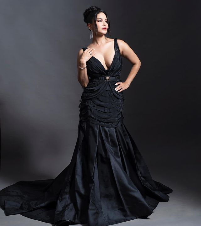 Bold and Classy Looks of Sunny Leone
