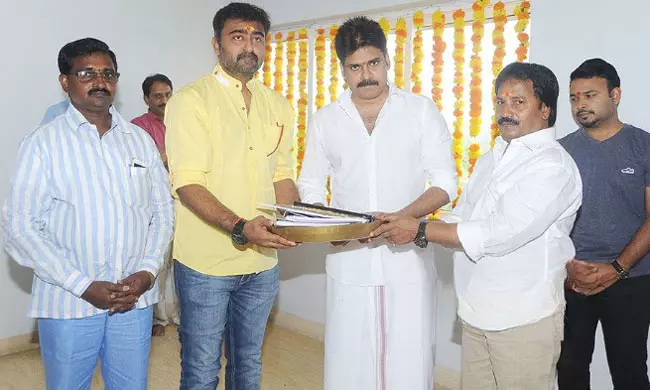 వేదళం రీమేక్.. పవన్ అప్పుడే ఇలా..