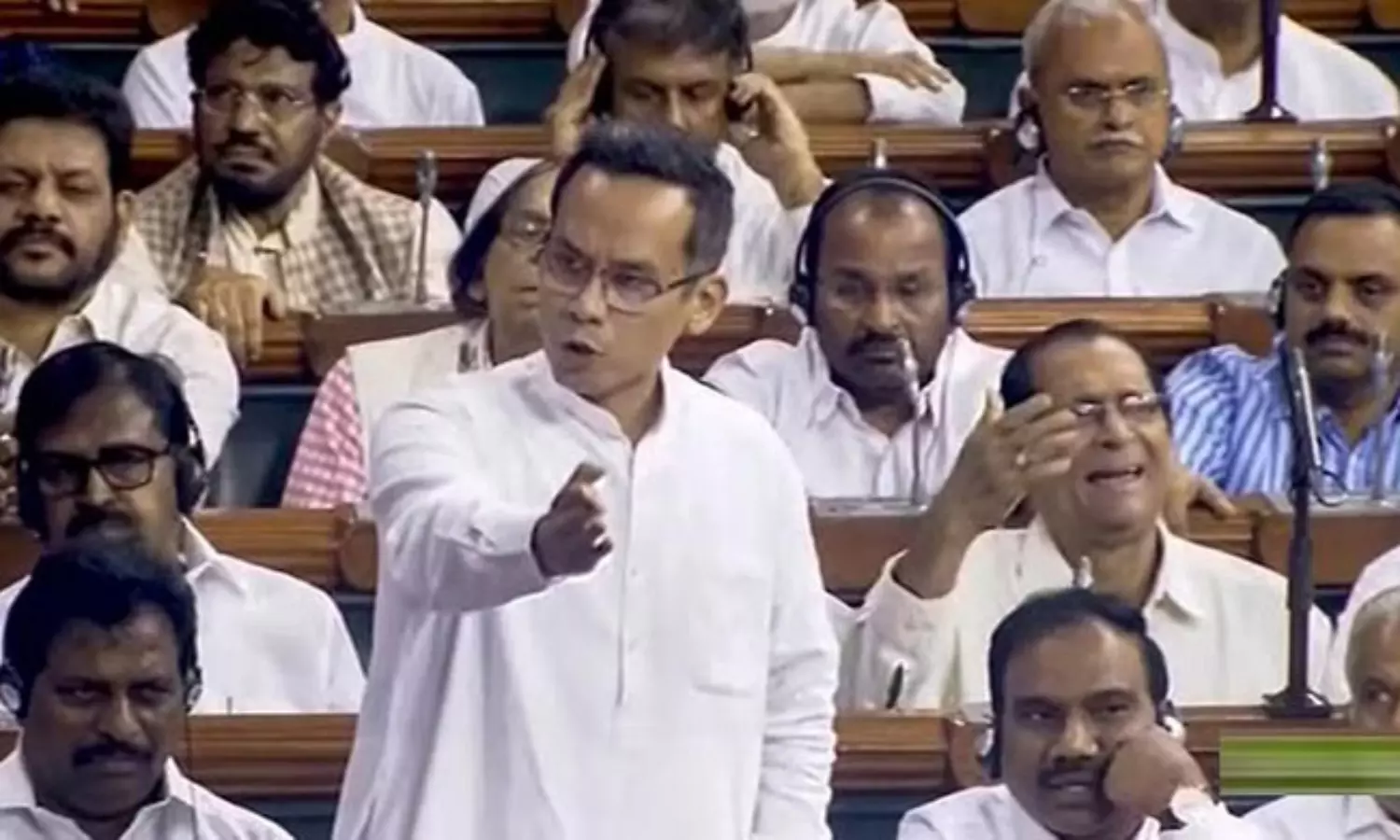 నిప్పులు కురిసిన లోక్సభ.. మౌనంగా చూస్తుండిపోయిన మోడీ బ్యాచ్! నిప్పులు కురిసిన లోక్సభ.. మౌనంగా చూస్తుండిపోయిన మోడీ బ్యాచ్!