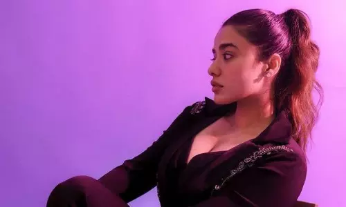 ఎద అందాలతో కవ్విస్తున్న ముద్దుగుమ్మ