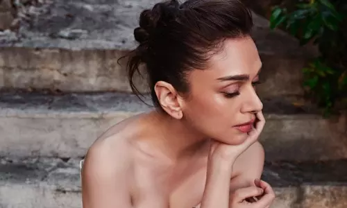 క్లీవేజ్ అందాలతో మతి పోగొడుతున్న అదితి...!