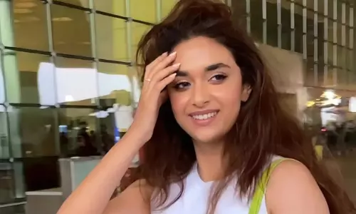 కీర్తి గ్లామర్ మాయ.. నడముతోనే అలా..