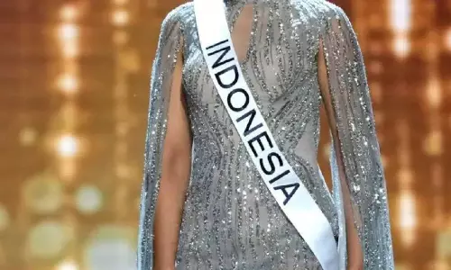 టాప్‌ లెస్ బాడీచెక్‌... మిస్ యూనివర్స్ ఇండోనేషియా!