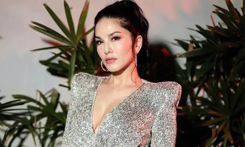 సన్నీ లియోన్‌ మూడు కార్లు నాశనం అయ్యాయి