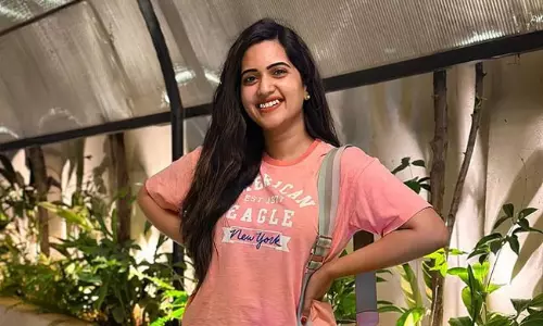 చిరిగిన జీన్స్ లో తెలుగు యాంకర్ బోల్డ్ లుక్