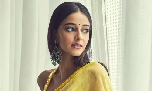 చీరలో లైగర్ పిల్ల హొయలు.. హీటెక్కించే షో