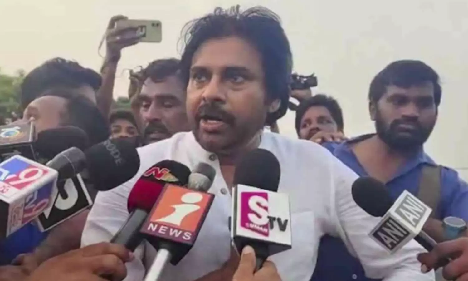 బారికేడ్ దూకిన పవన్... తెరపైకి ఓటుకు నోటు!