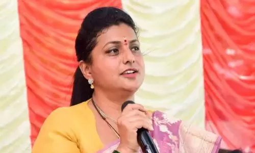 సోనియా వల్లే కాలేదు... పవన్  కు ఇచ్చిపడేసిన రోజా!