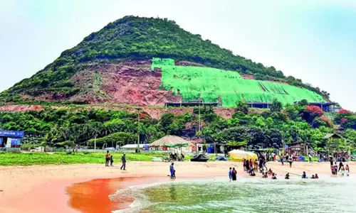 అందరూ విశాఖ మీద పడ్డారు...జగన్ ప్లాన్ చూసేనా...?