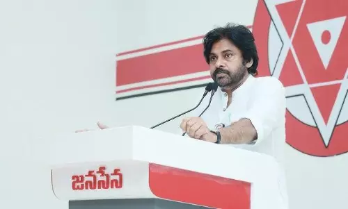 వైసీపీని వదిలేసి టీడీపీ మీద...పవన్ తీరుతో విస్మయం...?