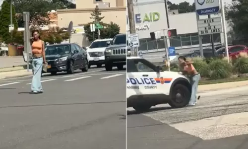 పిస్టల్ పట్టుకొని వీధుల్లో వార్నింగ్ ఇస్తూ హల్ చల్ చేసిన మహిళ