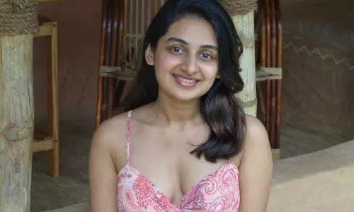 క్లీవేజ్ సొగసులతో కట్టిపడేస్తున్న ఎస్తర్ పాప