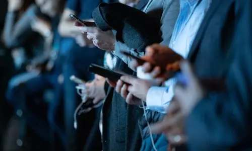 సోషల్ మీడియాలో మునిగి తేలుతున్న మనోళ్లు.. వారానిక అన్ని గంటలా?