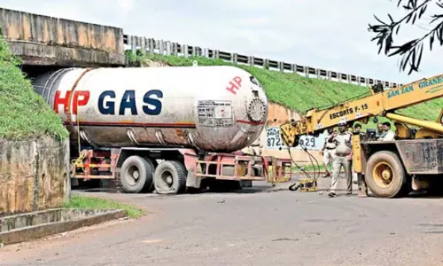 వామ్మో.. గ్యాస్‌ ట్యాంకర్‌ ఎంత పని చేసింది!?