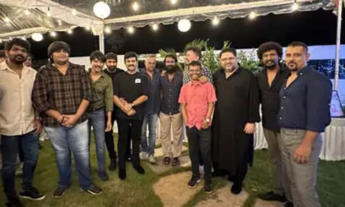 రేర్ క్లిక్‌: గ్రేట్ తంబీల‌తో రామ్ చ‌ర‌ణ్ పార్టీ