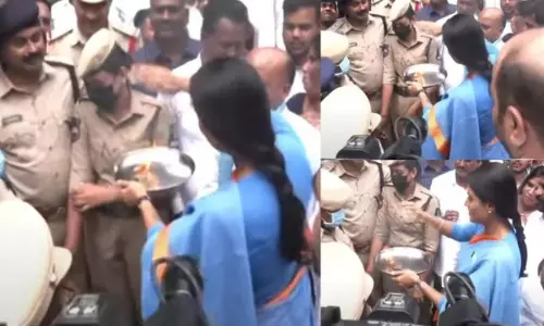 గాడిదలు కాయండి అని తిట్టిన షర్మిలే.. పోలీసులకు హారతులిచ్చి