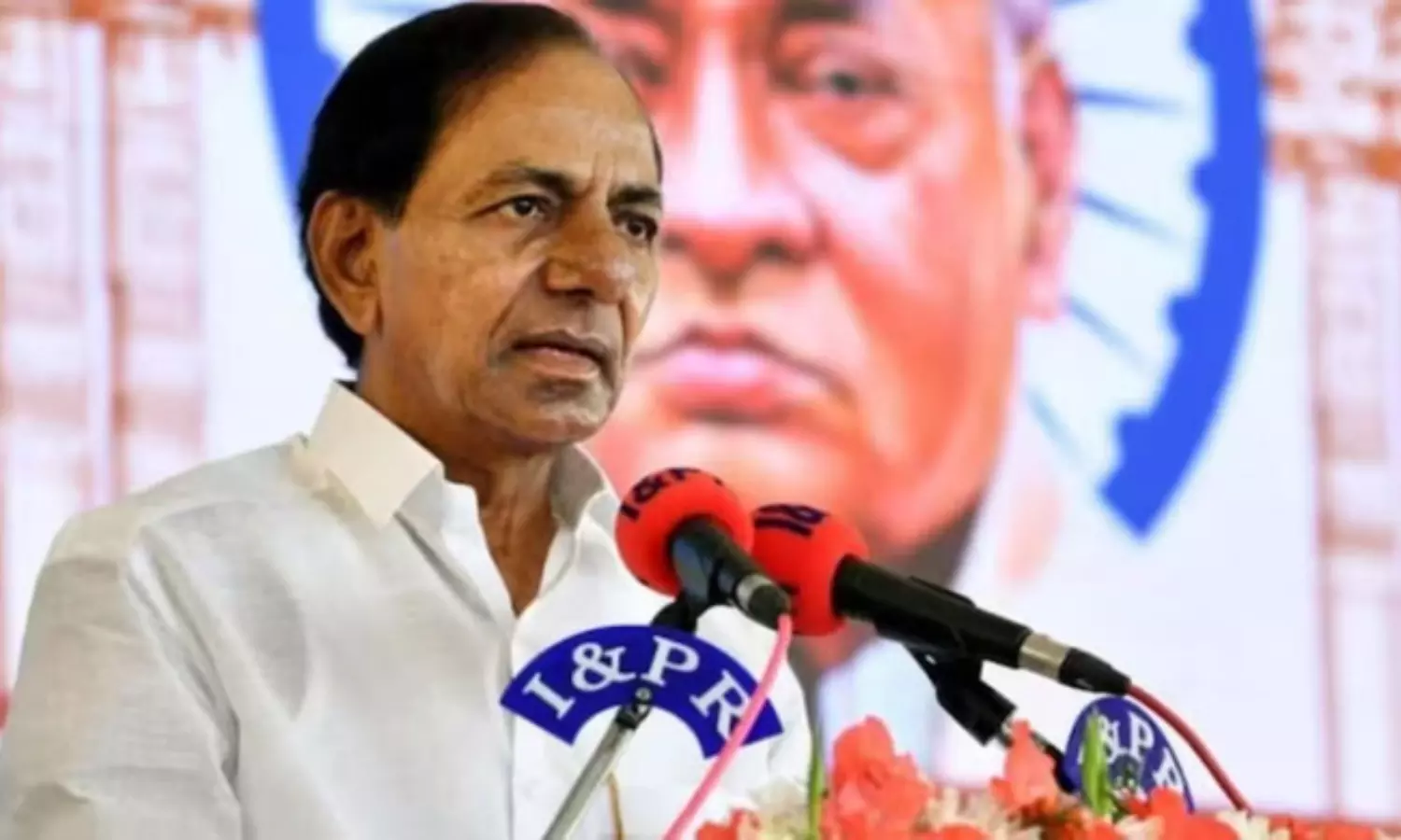 కేసీయార్ డేరింగ్ స్టెప్...ప్లస్సేనా...?