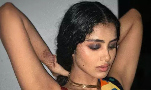 ప‌చ్చ కోక నారింజ‌ ర‌వికెలో కిల్ల‌ర్ బ్యూటీ భంగిమ‌లు