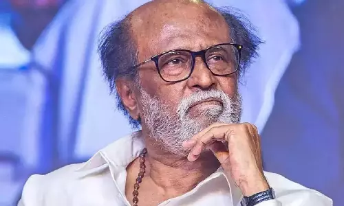 యోగికి పాదాభివందనం...రజనీ సంచలన కామెంట్స్