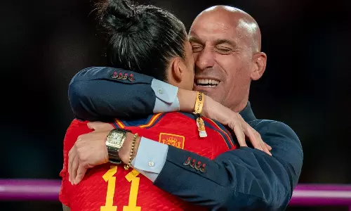 హద్దు మీరిన ఫుట్ బాల్ ముద్దు.. దేశప్రధాని ఆగ్రహం!