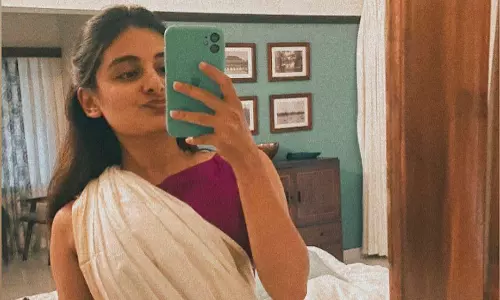 చీరలో ఎస్తర్ బ్యూటీ క్యూట్ ఫోజులు..!