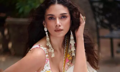 అందమైన అదితి.. చీరలోనే మత్తెక్కించేసింది!