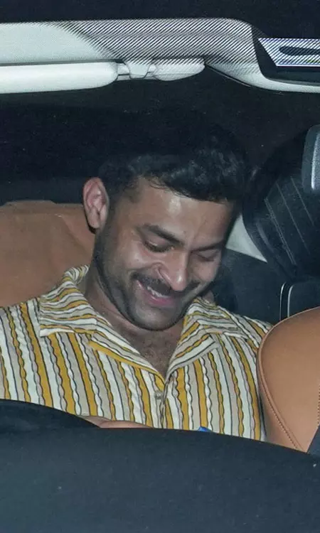 Celebrities Greet Allu Arjun For National Award Win!