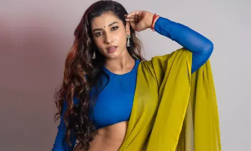 శారీలో విష్ణుప్రియ.. నడుముతో అందాల మాయ