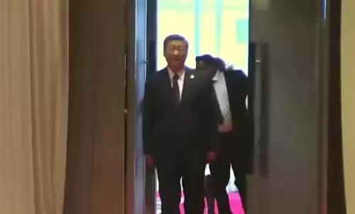 అమాంతం అడ్డుకుని..తలుపులు మూసేసి.. దేశాధ్యక్షుడి సెక్యూరిటీకే కష్టాలు..