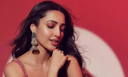 రాధిక అందాలతో కవ్వింపు