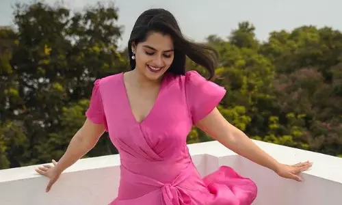 పింక్ ఫ్రాక్ లో పొట్టి పిల్ల క్యూట్ ఫోజులు..!