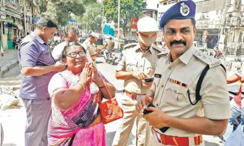 రేర్ సీన్: బస్సులో వెళుతున్న ఆమె ఆ పోలీస్ సారు ను చూసి పరుగున వచ్చింది