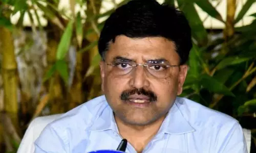 హోదా రాకపోవడానికే ఆయనే కారణం...మాజీ ఐఏఎస్ సంచలన వ్యాఖ్యలు!