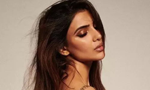 గోల్డెన్ డ్రెస్ లో సామ్ గ్లామర్ హీట్