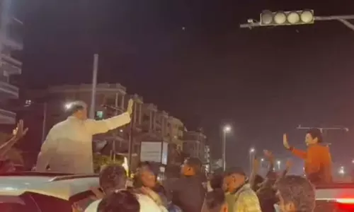 రోడ్డుపై కెఏ పాల్ పొలిశెట్టి.. ఊహించని కాంబో..