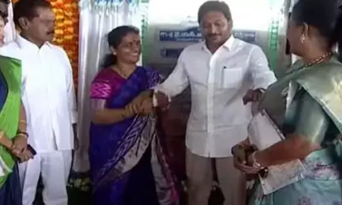 మంత్రి రోజా కోసం రంగంలోకి జగన్... అయినా చేతులు కలవలేదా...?