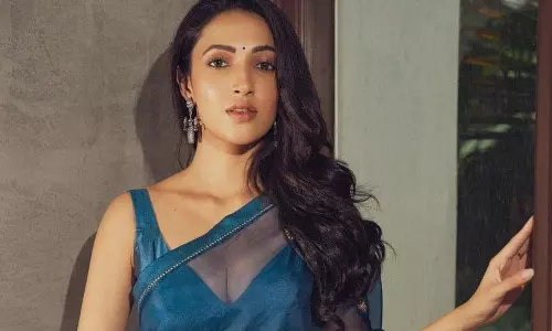 నేహా శెట్టి.. చీరలో మళ్ళీ హీటెక్కించేలా..