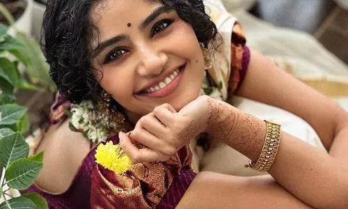 Anupama Parameswarans Onam Saree Delight