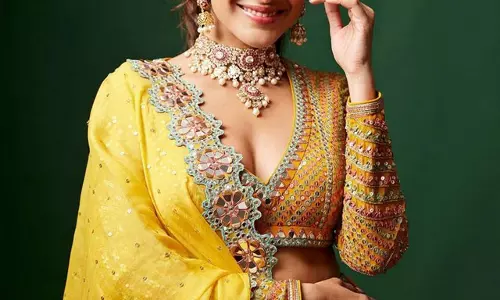 Mrunal Thakurs Mesmerizing Traditional Avata