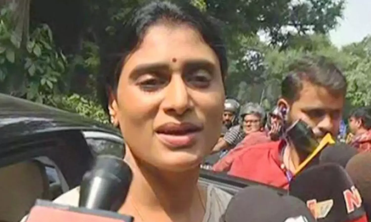 షర్మిల.. రాజీవ్‌ గాంధీని కలిసిందట!