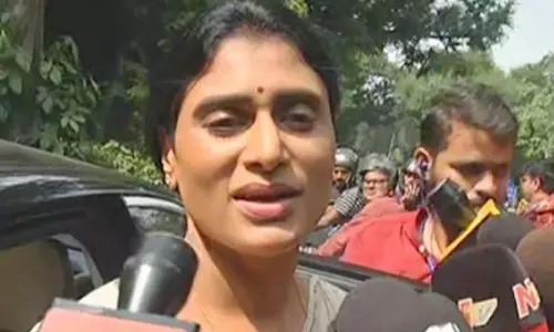 షర్మిల.. రాజీవ్‌ గాంధీని కలిసిందట!